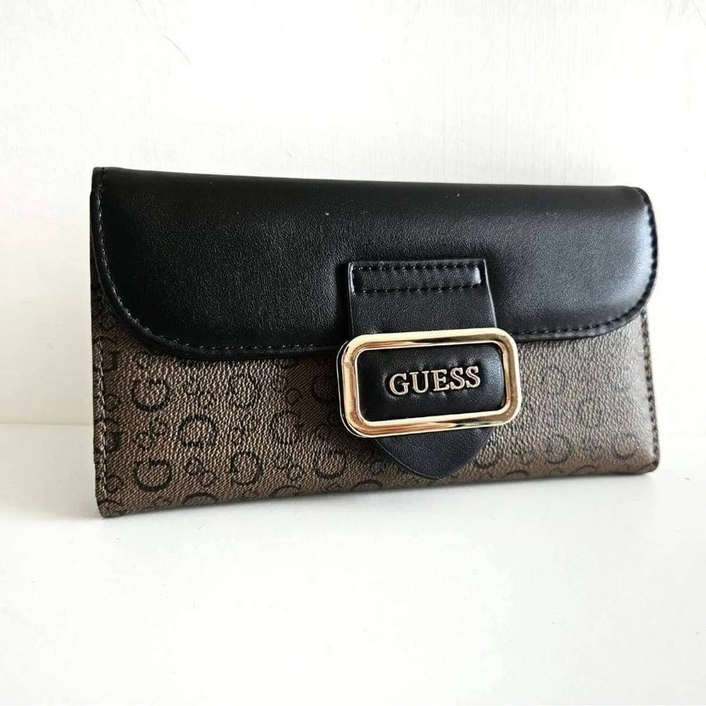 Guess • Dorchester Signature Slim Clutch in Brown